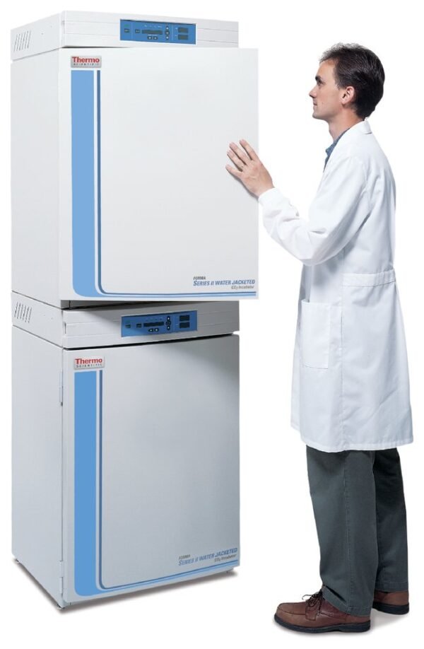 Water-Jacketed CO2 Incubator with TC Sensor 115V - Image 2