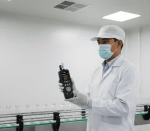 Teknisi QA menggunakan PCE-PCO 1 aerosol meter di area pengemasan bersih untuk mengukur partikel udara pada enam kanal ukuran dengan layar warna.