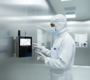 Teknisi QA Indonesia mengoperasikan penghitung partikel PCE-PQC 34EU yang terpasang di dinding ruang bersih, menampilkan kanal 0,5 dan 5 µm lengkap dengan pembacaan CO₂.