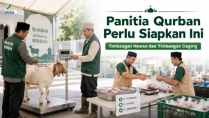 Panitia qurban menimbang hewan dan paket daging untuk pembagian yang lebih rapi dan merata.