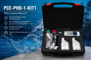 Teknisi Indonesia melakukan pengukuran kualitas air di instalasi pengolahan air limbah (IPAL) menggunakan paket multiparameter PCE-PHD-1-KIT1. Carrying case terbuka menampilkan meter, probe, larutan kalibrasi, dan aksesori yang tertata rapi untuk mendukung pengujian lapangan.
