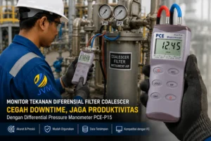 Teknisi Indonesia menggunakan Differential Pressure Manometer PCE-P15 untuk mengukur tekanan diferensial pada filter coalescer di sistem udara instrumentasi pabrik petrokimia.