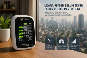 Monitor kualitas udara PCE-RCM 02 menampilkan kadar PM2.5, CO₂, HCHO, TVOC, suhu, dan kelembapan di dalam ruangan dengan latar kota.