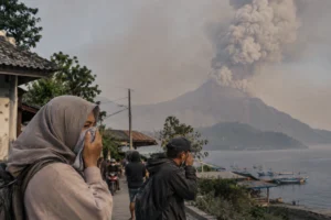 Masyarakat menghadapi sebaran abu vulkanik di kawasan permukiman dekat gunung api