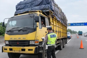 Truk ODOL sedang diperiksa dan ditilang polisi di Tol Trans-Jawa