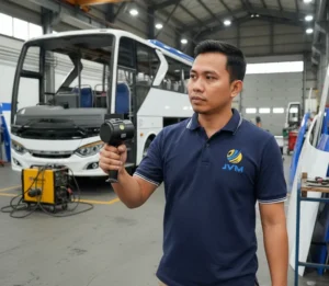 Teknisi Indonesia mengukur gaya jepit pintu bus otomatis menggunakan alat BIA Class 2 di bengkel karoseri dengan posisi alat di antara dua daun pintu.