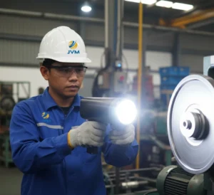 Teknisi Indonesia menggunakan stroboscope PCE-OM 15 untuk memeriksa putaran motor industri secara non-kontak di area pabrik